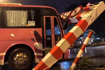 Bất chấp xông lên cầu vượt thép, ô tô 45 chỗ gây họa ở Hà Nội