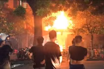 Hà Nội: Quán bia bốc cháy dữ dội, khách chạy tán loạn