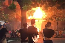 Hà Nội: Quán bia bốc cháy dữ dội, khách chạy tán loạn