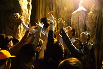 Chen lấn, leo vách đá hứng “nước lộc” cầu may mắn ở chùa Hương