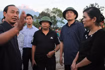 Thứ trưởng Bộ GTVT kiểm tra hiện trường vụ tai nạn làm 13 người chết