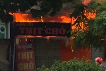 Hiện trường “bà hỏa” ghé quán thịt chó ven hồ Tây