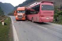 Ô tô khách va chạm xe container kinh hoàng, tài xế gãy chân