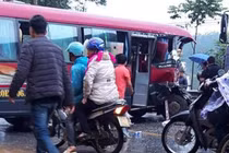 Ô tô khách đâm xe tải kinh hoàng trên QL2 gây ùn tắc cục bộ