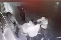 Hà Nội: Cô gái bị nhóm thanh niên vô cớ đánh đập dã man