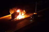 Hiện trường ô tô khách 47 chỗ cháy trơ khung sau khi húc vào đuôi container