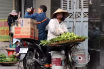 Công an mải đi dẹp vỉa hè, hàng rong quây trụ sở phường