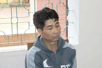 Đi hát karaoke, dâm ô với con gái 7 tuổi của chủ quán