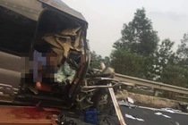 Xe 16 chỗ nát bét, nạn nhân chết tại chỗ, kẹt trên ghế phụ