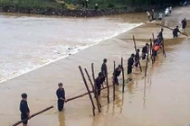 Gần 100 công an tìm kiếm hai nạn nhân bị nước cuốn ở Hòa Bình