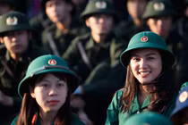 Hà Nội: 5 công dân nữ viết đơn lên đường nhập ngũ