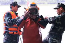 Cận cảnh người nhái ngụp lặn rà phá bom mìn ở hồ Gươm