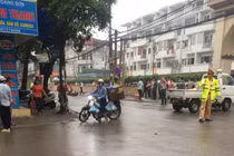 Thất kinh thi thể người phụ nữ cạnh xe máy trên đường Hà Nội