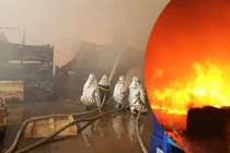 Cháy lớn, lửa bốc dữ dội tại KCN Ngọc Hồi, Hà Nội