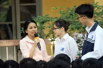 Cô gái “tỷ đô” Trần Uyên Phương giao lưu với học sinh THPT Hà Nội
