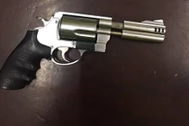 Hà Nội: 9X táo tợn mang súng dạo phố và cái kết