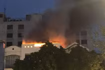 Cháy nổ kinh hoàng tại cửa quần áo giữa phố Hà Nội