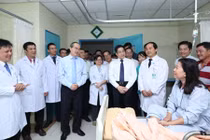 Bí thư Thành ủy TP HCM đi thăm, chúc mừng nhân ngày Thầy thuốc Việt Nam