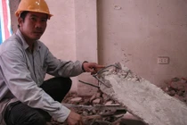 Hà Nội: Phá dỡ nhà 4 tầng nghiêng như tháp Pisa