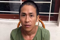 Thanh niên dùng liềm cắt cỏ khống chế con tin trong nhà