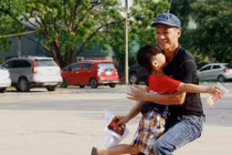 Ảnh: Bố con ôm chặt nhau trước cửa trại tạm giam số 1