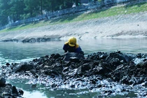 Mục kích công nhân hì hục nạo vét sông Tô Lịch hôi thối