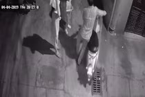 Nghi vấn gã đàn ông dâm ô 2 bé gái trong ngõ tối