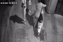 Nghi vấn gã đàn ông dâm ô 2 bé gái trong ngõ tối