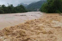 Cảnh sát trẻ bị nước cuốn trôi trong khi cứu người