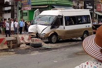 Hà Nội: Xe khách lao vào dải phân cách, nhiều người bị thương