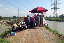 Đi làm đồng tá hỏa phát hiện thi thể người phụ nữ trong trại vịt