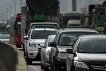 Ô tô tê liệt vì xe tải gặp nạn nằm chắn ngang đường vành đai 3