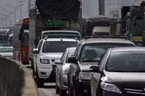 Ô tô tê liệt vì xe tải gặp nạn nằm chắn ngang đường vành đai 3