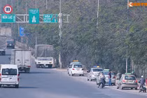 Hãi hùng cảnh taxi bắt khách trên đại lộ Thăng Long