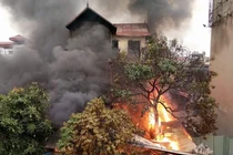 Hà Nội: Cháy ngùn ngụt cửa hàng bán chăn ga gối đệm