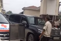 Chặn xe cứu thương biển tỉnh vào BV Bạch Mai: Đình chỉ 2 bảo vệ