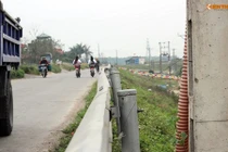 Dải hộ lan chờ gió thổi đổ đè người: Ban quản lý dự án nói gì?