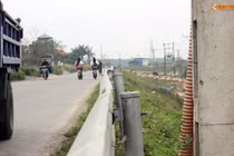 Dải hộ lan chờ gió thổi đổ đè người: Ban quản lý dự án nói gì?