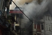 Quán karaoke bốc cháy ngùn ngụt ở Hà Nội