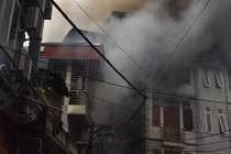 Quán karaoke bốc cháy ngùn ngụt ở Hà Nội