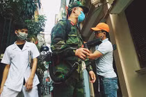 Theo chân bộ đội càn quét ổ dịch sốt xuất huyết ở Hà Nội