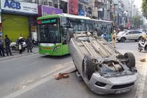 Ô tô lật ngược giữa phố Hà Nội ngày 29 Tết