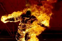 Một bác sĩ tẩm xăng tự thiêu nghi do thua cá độ mùa Euro