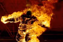 Một bác sĩ tẩm xăng tự thiêu nghi do thua cá độ mùa Euro