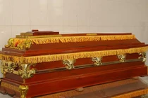 Hi hữu: Chui vào quan tài làm lễ trừ tà rồi qua đời vì ngạt thở