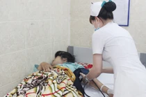 Bị nghi ăn trộm, hai cháu bé uống thuốc diệt cỏ tự sát