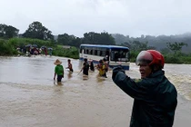 Nghẹt thở phút buộc dây thừng vào gốc tre cứu 47 học sinh giữa nước lũ