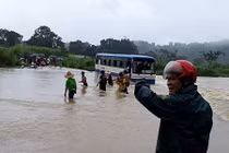 Nghẹt thở phút buộc dây thừng vào gốc tre cứu 47 học sinh giữa nước lũ