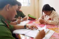 "Hot girl" bưu điện 19 tuổi tham ô gần 2 tỷ ở nơi làm việc