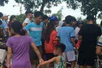 Chồng nổi máu ghen dùng dao kề cổ vợ gây náo loạn Hà Nội